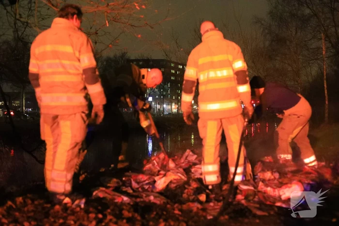 Gedumpte folders in brand gestoken
