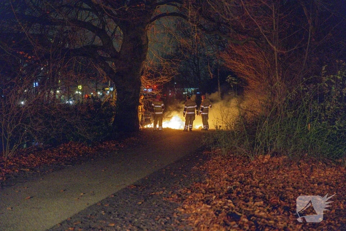 Gedumpte folders in brand gestoken