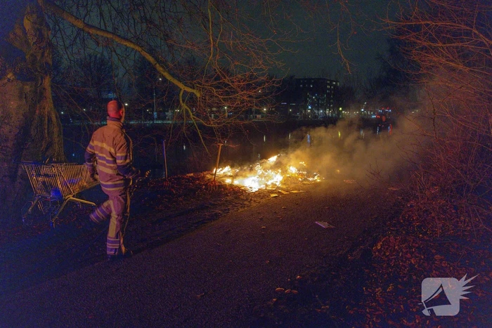 Gedumpte folders in brand gestoken