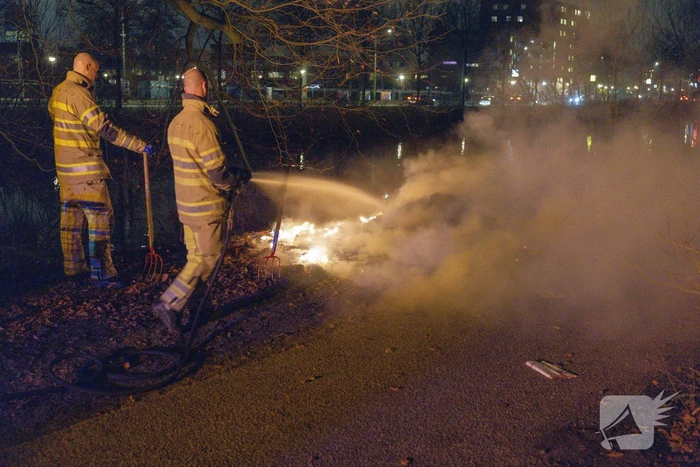 Gedumpte folders in brand gestoken