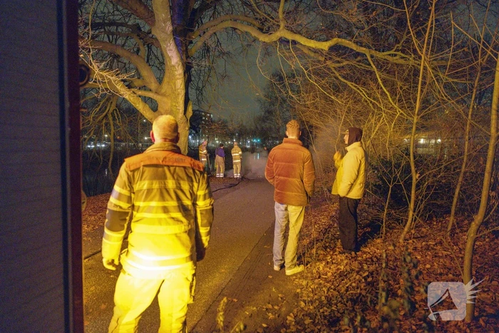 Gedumpte folders in brand gestoken