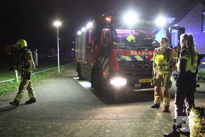Spuitbus in brand in jeugdhonk