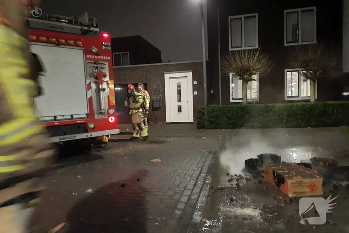 Brandweer blust smeulende vuurwerkresten