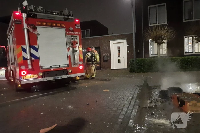 Brandweer blust smeulende vuurwerkresten