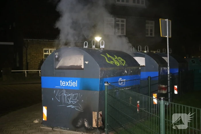 Container met kleding in brand