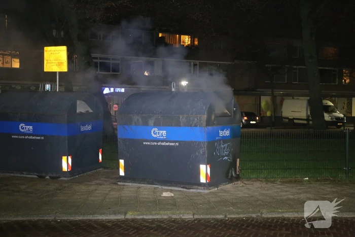 Container met kleding in brand