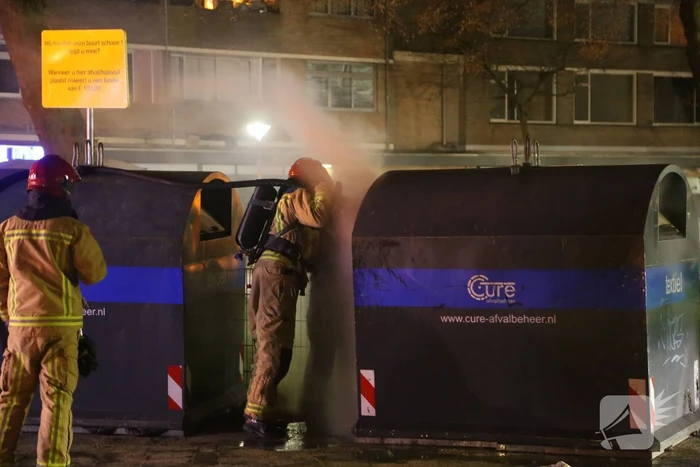 Container met kleding in brand