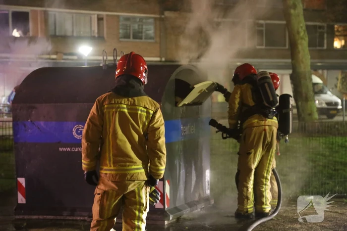Container met kleding in brand