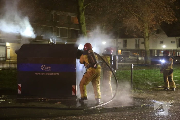 Container met kleding in brand