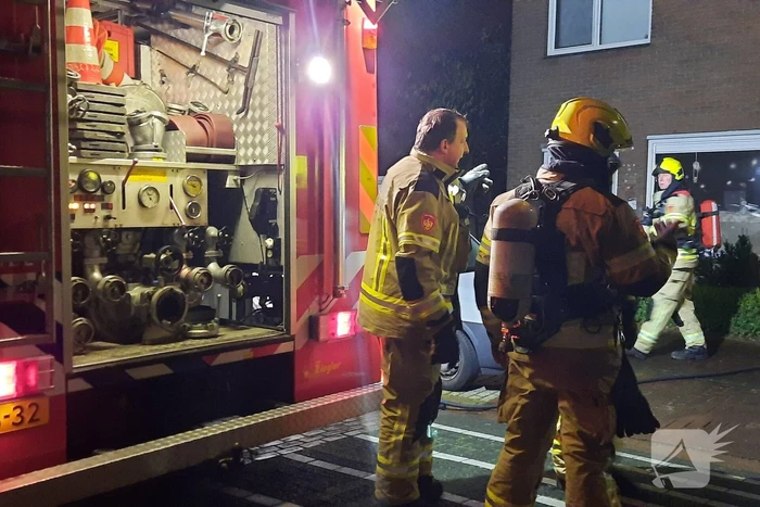 Uitslaande woningbrand blijkt schutting in brand