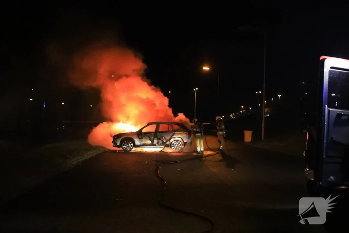 Twee geparkeerde auto's in vlammen op