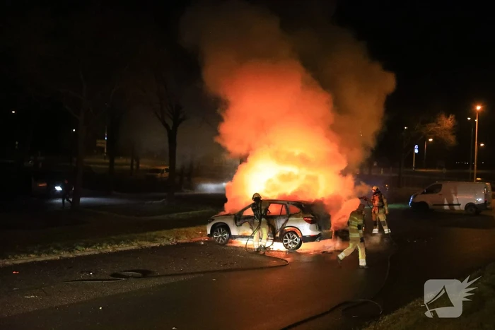 Twee geparkeerde auto's in vlammen op