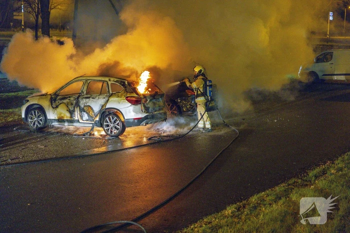 Twee geparkeerde auto's in vlammen op
