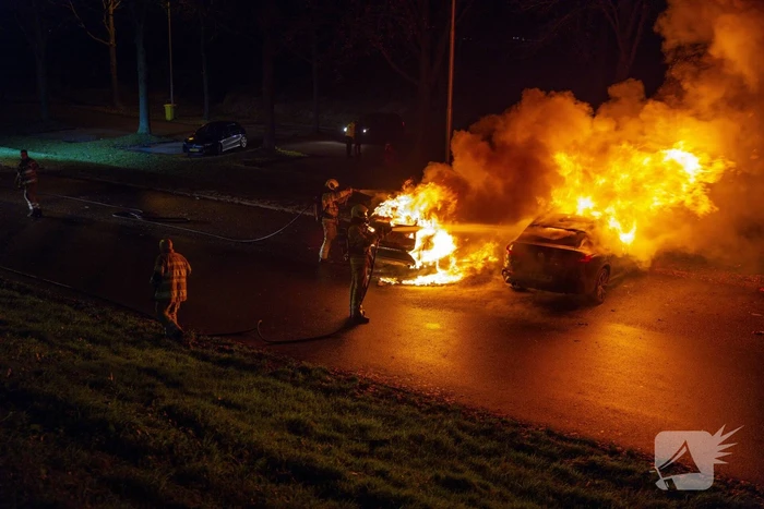 Twee geparkeerde auto's in vlammen op