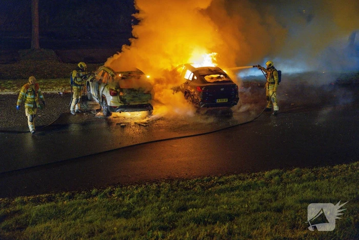 Twee geparkeerde auto's in vlammen op