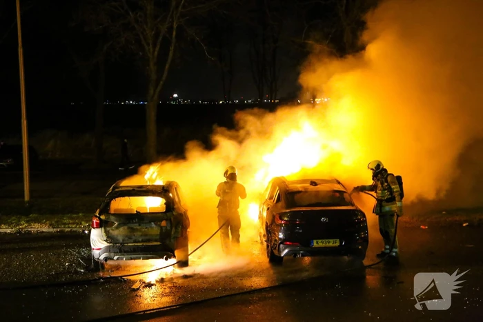 Twee geparkeerde auto's in vlammen op