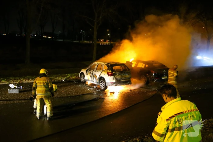 Twee geparkeerde auto's in vlammen op