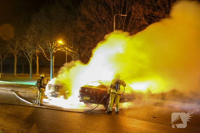Twee geparkeerde auto's in vlammen op