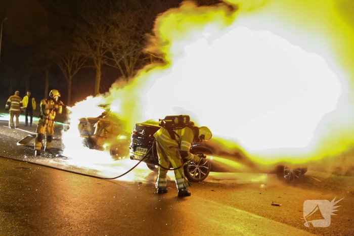 Twee geparkeerde auto's in vlammen op