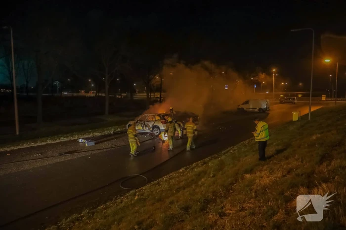 Twee geparkeerde auto's in vlammen op