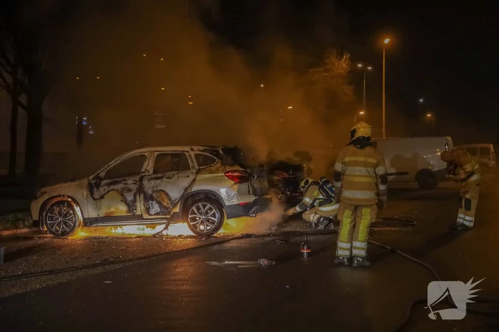 Twee geparkeerde auto's in vlammen op