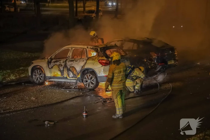 Twee geparkeerde auto's in vlammen op