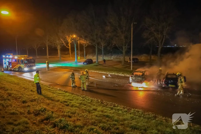 Twee geparkeerde auto's in vlammen op