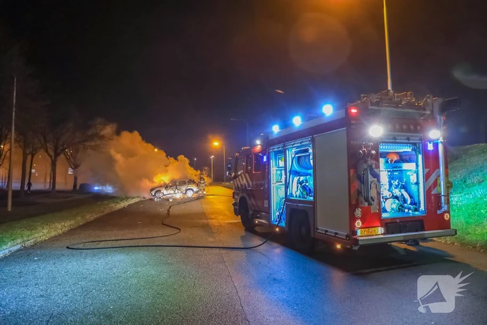 Twee geparkeerde auto's in vlammen op