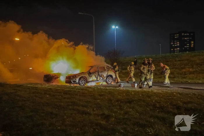 Twee geparkeerde auto's in vlammen op