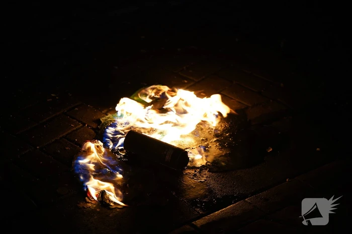 Spuitbus met WD40 in brand gestoken