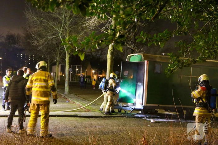 Brandweer blust brand in bouwkeet