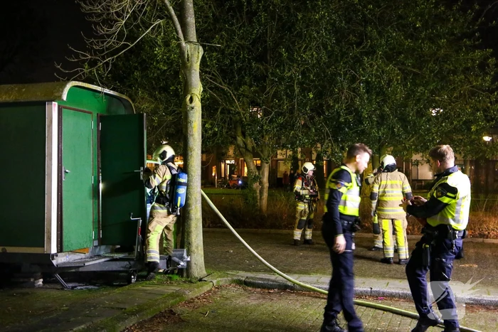Brandweer blust brand in bouwkeet