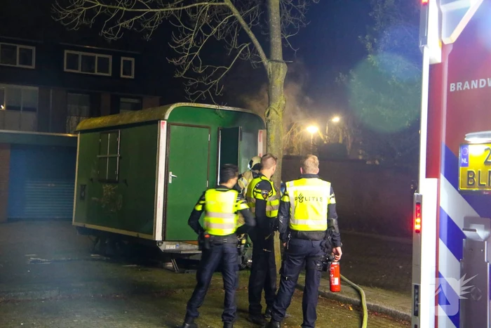 Brandweer blust brand in bouwkeet