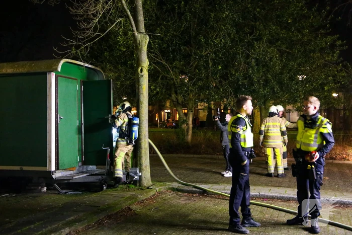 Brandweer blust brand in bouwkeet