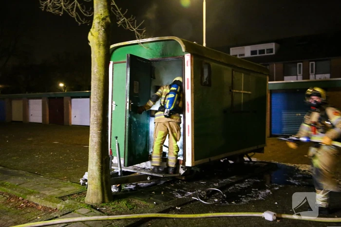 Brandweer blust brand in bouwkeet