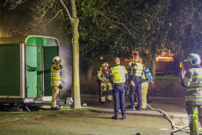 Brandweer blust brand in bouwkeet