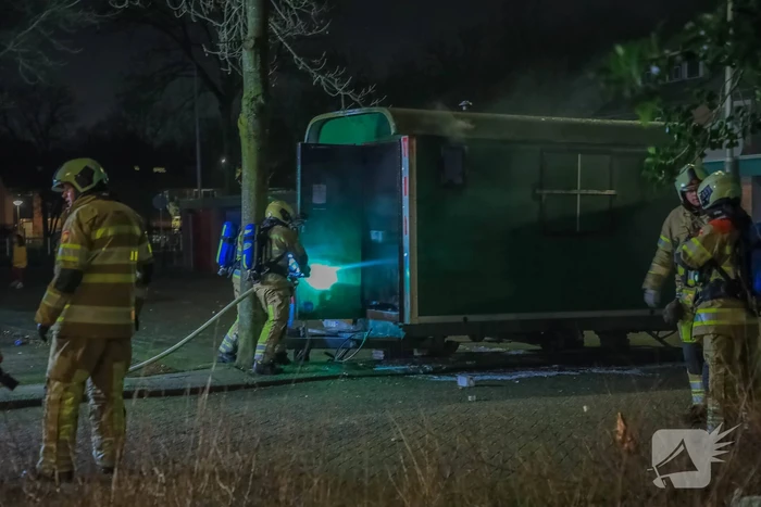 Brandweer blust brand in bouwkeet