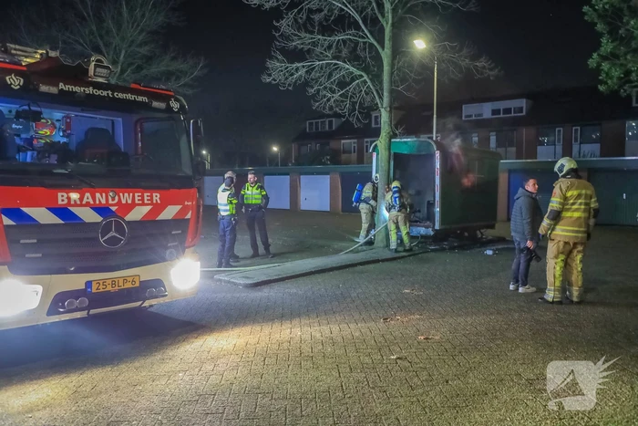 Brandweer blust brand in bouwkeet