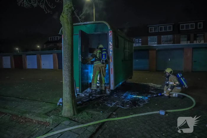Brandweer blust brand in bouwkeet