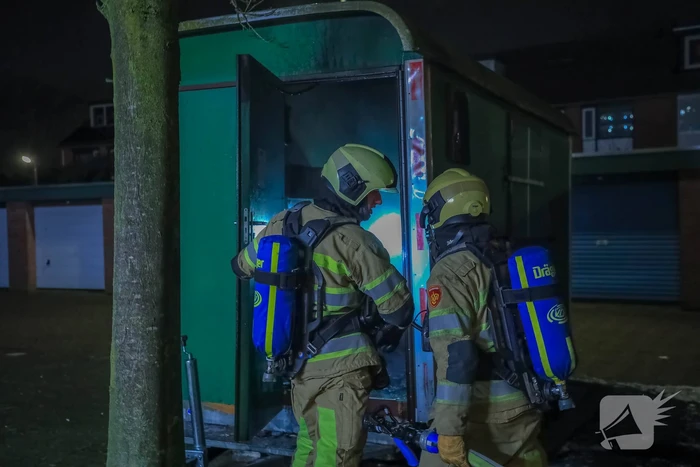 Brandweer blust brand in bouwkeet