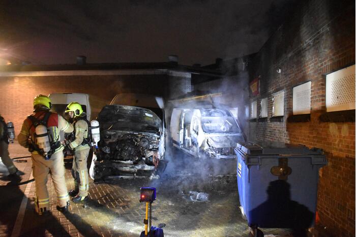 Twee bestelbussen uitgebrand bij bakkerij