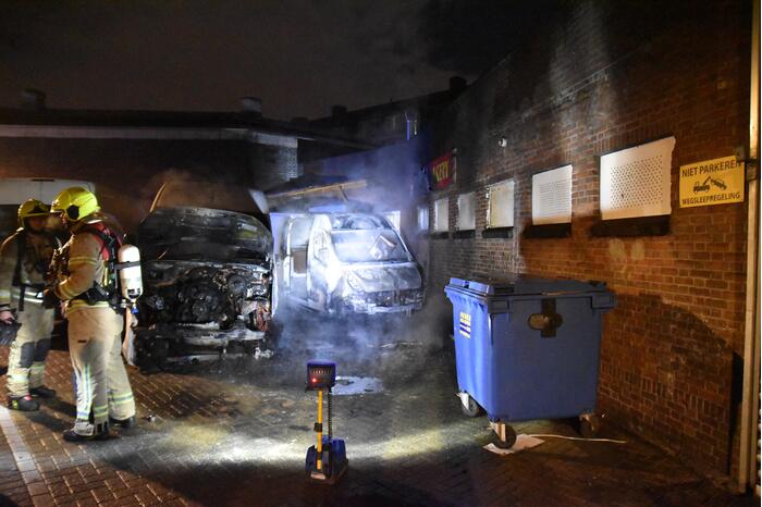 Twee bestelbussen uitgebrand bij bakkerij