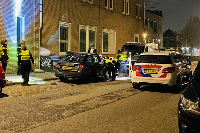 Auto opgeblazen door zwaar vuurwerk