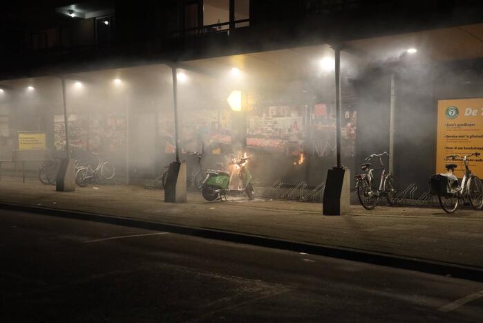 Deelscooter verwoest door brand