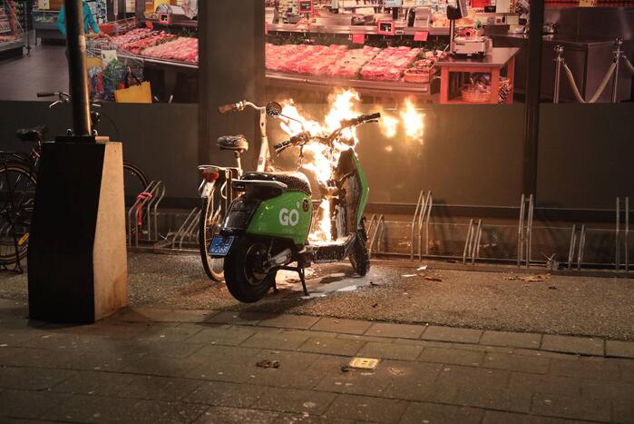 Deelscooter verwoest door brand