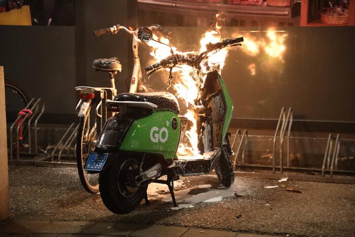 Deelscooter verwoest door brand