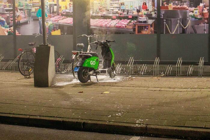 Deelscooter verwoest door brand