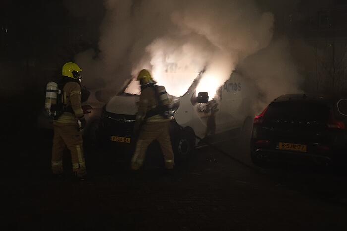 Bestelbus verwoest door brand