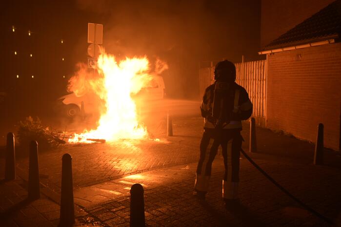Brandweer voorkomt brandoverslag naar auto