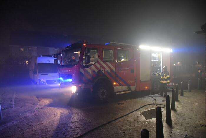 Brandweer voorkomt brandoverslag naar auto